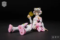 Plastic Models><noscript><img width=