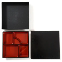 Bento Containers>Traditional Black & Red Bento Box