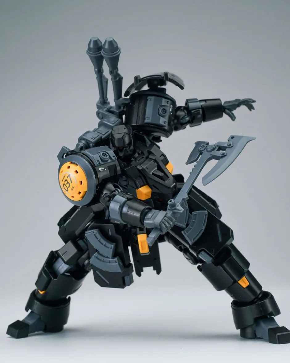 Ultra Action Trooper Series Zarov M1 (Metallic Black) 1/144 Scale Plastic Model Kit Clearance